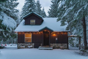 River Rock Chalet :: Hot Tub, Pets, Stevens Pass
